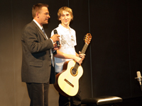 Friedemann Pods /Product Manager der Firma Karl Höfner) gratuliert Aleksej Kotyurov zum Gewinn der Meistergitarre.