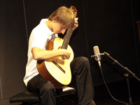 Dieser bedankte sich auf der neuen Gitarre spontan mit einem Ragtime von S. Rudnev, der die Zuhörer im Preisträgerkonzert begeisterte.