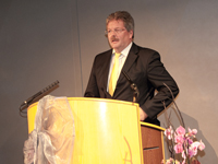 Der Vorstandsvorsitzende der Sparkasse Hilden Ratingen Velbert, Jörg Buschmann während seiner Rede zum Wettbewerb im Preisträgerkonzert