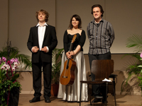 von links Sanel Redzic, Sabrina Vlaskalic und Fabian Hinsche nach ihrem Ihrem Konzert im großen Saal des Forum Niederberg