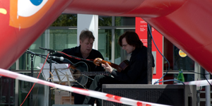 Das Duo Fischbacher - Winstroer bei der Arbeit; fotografiert durch die Spielschlange in der Velberter City