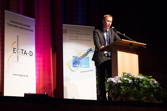 Bürgermeister Daniel Zimmermann bei seiner Ansprache anlässlich des Preisträgerkonzertes am 28. Mai, in der er die EGTA mit diesem Wettbewerb auch zukünftig nach Monheim einlud.