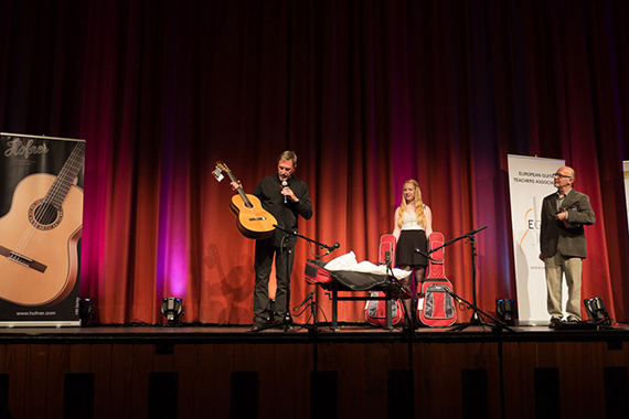 Friedemann Pods, Product Manager der Firma Karl Höfner stellt die Materialien und die Bauweise der drei hochwertigen Schülergitarren vor, die danach verlost wurden.