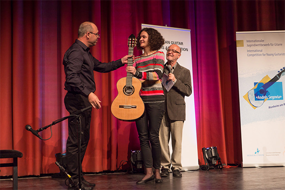 Ema Kapor (Serbien) erhält aus den Händen von Konstantin Dumitriu dessen eigens für diesen Wettbewerb gebaute und gestiftete Meistergitarre