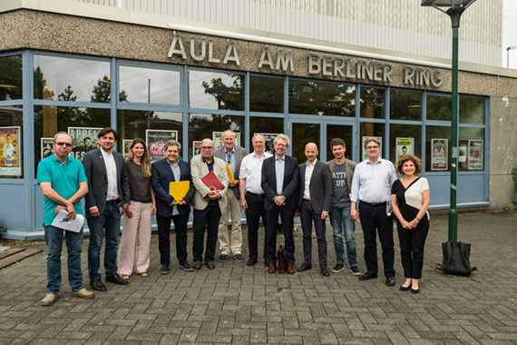 Die Gesamtjury von links: Konstantin Dumitriu (Gitarrenbaumeister und Stifter des Hauptpreises), Tomasz Zawierucha, Kathrin Klingeberg, Costas Cotsiolis, Georg Schmitz, Alfred Eickholt, Martin Maria Krüger, Thomas Kirchhoff, Johannes Tonio Kreusch, Christopher Esch (Jurysekretär) Gerhard Reichenbach, Evgenia Kanthou