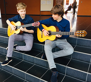 Das Bild zeigt Cedric  Penn und Paul Feige aus Halle, die beiden Gewinner des ausgelobten Sonderpreises der EGTA D e.V. im Bundeswettbewerb „Jugend musiziert“ 2019.