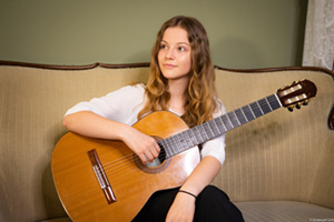 Das Bild zeigt Dorothea Dolenec aus Dresden, die Gewinnerin des ausgelobten Sonderpreises der EGTA D e.V. im Bundeswettbewerb „Jugend musiziert“ 2021.