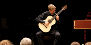 Ruben Kamlah spielt anlässlich der Ehrung der diesjährigen Sonderpreisträger des "Jugend musiziert" Bundeswettbewerbes in Stuttgart. Foto: Erich Malter