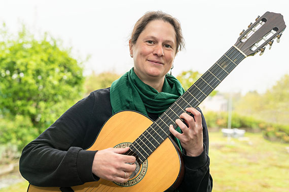 Daniel März mit Gitarre